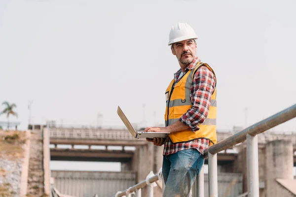 Portret Van Een Elektriciteitsingenieur Die Een Veiligheidsjas Draagt Een Helm — Stockfoto