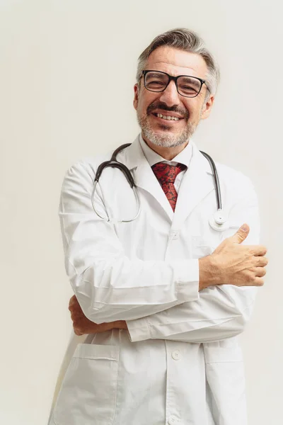 Caucásico Médico Senior Vestido Traje Con Estetoscopio Expresión Felicidad — Foto de Stock