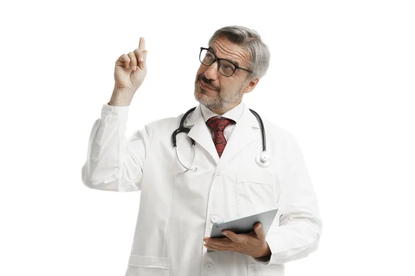 Portrét Sebevědomého Bělošského Lékaře Uniformě Oděvního Obleku Stetoskopem Tabletou Ukazuje — Stock fotografie