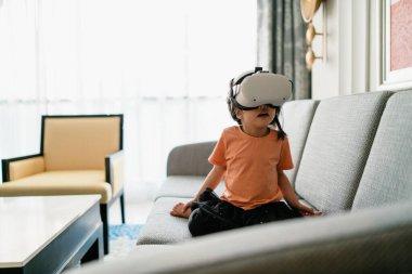 Asyalı çocuk kiti sanal gerçeklik ve sanal gerçeklik ile eğlenceli ve heyecan verici olsun, VR kulaklık. Küçük çocuk AR Goggles ile dijital artırılmış gerçeklik teknolojisini keşfediyor..
