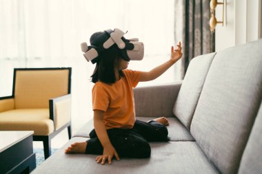 Asyalı çocuk kiti sanal gerçeklik ve sanal gerçeklik ile eğlenceli ve heyecan verici olsun, VR kulaklık. Küçük çocuk AR Goggles ile dijital artırılmış gerçeklik teknolojisini keşfediyor..