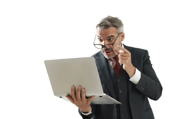 白种人商人戴着眼镜 一边看着笔记本电脑 一边在一个有着复制空间的孤立的白色背景上与人交谈 — 图库照片