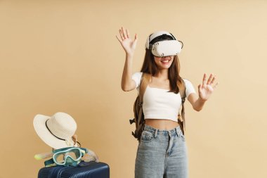Görsel dünyayı keşfetmek için VR gözlük takan kız metaverimli teknolojiyle sanal yolculuk yapıyor..