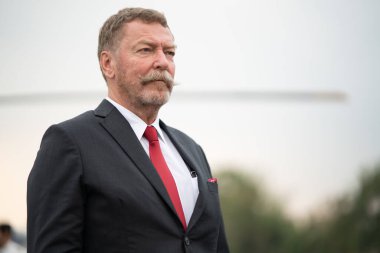 Dış atmosferde sakallı yaşlı bir adamın portresi..