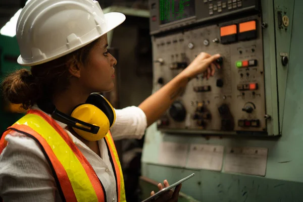 Endüstri Işgali Konsepti Olan Fabrika Sahasında Endüstriyel Makineyle Çalışan Kadının — Stok fotoğraf