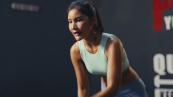 Mujer Asiática Joven Entrenamiento Atlético Con Cuerda Batalla Gimnasio Fuerza — Vídeo de stock