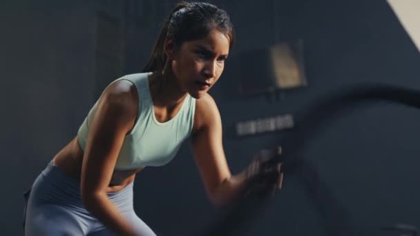 Mujer Asiática Joven Entrenamiento Atlético Con Cuerda Batalla Gimnasio Fuerza — Vídeo de stock