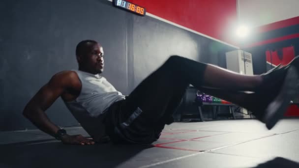 Trainen Zwarte Man Swing Zijn Benen Doen Crossfit Oefening Gewichtheffen — Stockvideo