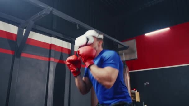 Нижній Кут Куля Кавказького Чоловіка Практикує Бокс Спортзалі Головуванням Футуристичні — стокове відео