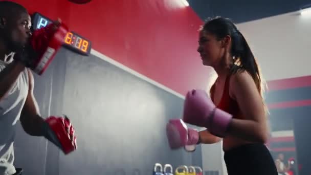 Menina Asiática Fazendo Exercício Boxe Com Homem Negro Como Treinador — Vídeo de Stock