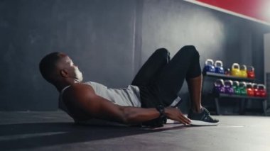 Egzersiz yap, spor yap. Spor salonunda bacak salla ve ağırlık kaldır. Vücut çalışma gücü ve sıkı karın kası fiziksel vücut sağlığı için..