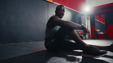 Egzersiz yap, spor yap. Spor salonunda bacak salla ve ağırlık kaldır. Vücut çalışma gücü ve sıkı karın kası fiziksel vücut sağlığı için..
