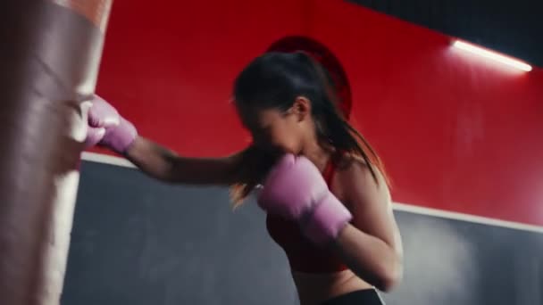 Close Shot Asian Woman Practice Boxing Gym Furious Girl Get — ストック動画