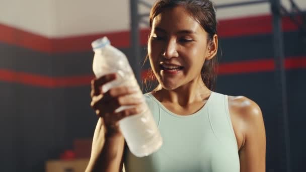 Primer Plano Tiro Asiático Joven Bebiendo Agua Después Entrenar Gimnasio — Vídeo de stock