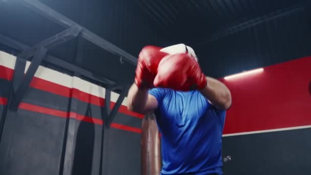 Низкий Угол Съемки Белого Человека Практикующего Бокс Тренажерном Зале Гарнитурой — стоковое видео