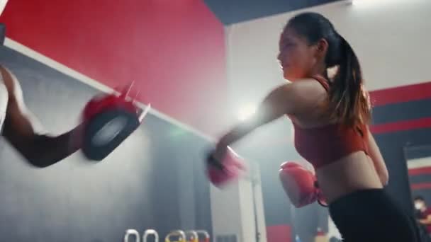 Menina Asiática Fazendo Exercício Boxe Com Homem Negro Como Treinador — Vídeo de Stock