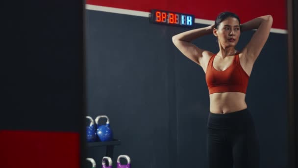 Mittlere Volle Aufnahme Einer Jungen Asiatischen Sportlerin Die Ihr Outfit — Stockvideo