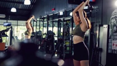 Spor salonunda halteri kaldıran güzel kız..