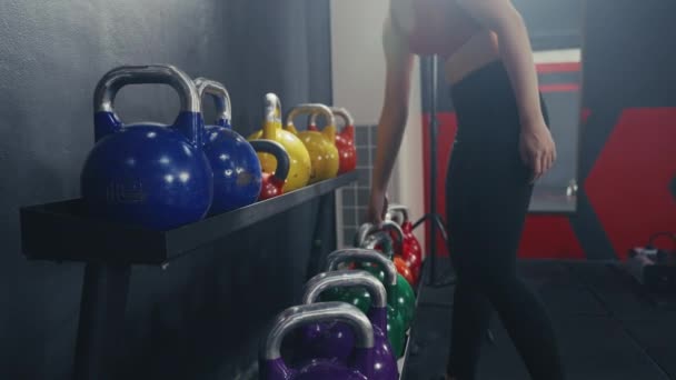 Asian Young Sport Woman Walking Kettlebell Rack Pick Back Exercise — Stock Video