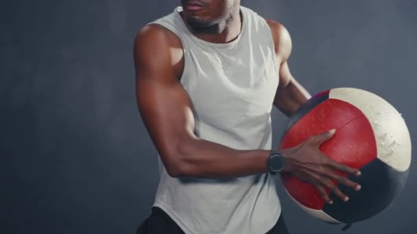 Média Close Tiro Homem Negro Atleta Exercitando Por Balanço Bola — Vídeo de Stock