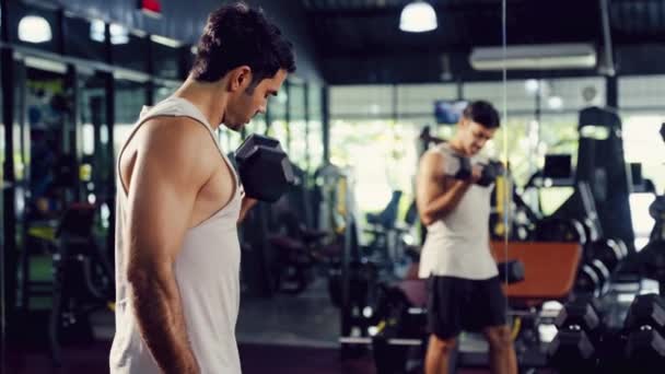 Homem Esporte Levantando Halteres Espelho Para Motivar Para Corpo Forma — Vídeo de Stock