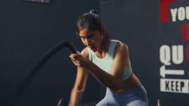 Mujer Asiática Joven Entrenamiento Atlético Con Cuerda Batalla Gimnasio Fuerza — Vídeo de stock