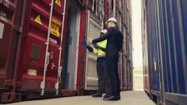 Volledige Shot Van Voorman Inspecteur Controleren Container Box Voor Kwaliteitscontrole — Stockvideo