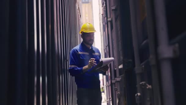 Medium Full Shot Van Aziatische Man Industriële Scheepvaart Werknemer Controleren — Stockvideo