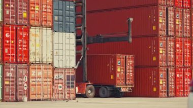 Konteynır deposunda çalışan konteynır istifleyici.