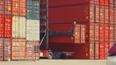 Konteynır deposunda çalışan konteynır istifleyici.