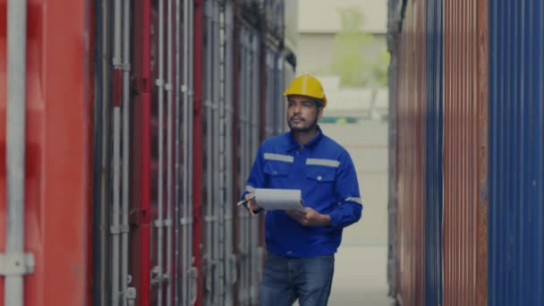 Mittlere Vollendung Des Asiatischen Mannes Industrieschifffahrtsarbeiter Hält Klemmbrett Während Containerstapel — Stockvideo