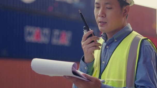 Medium Shot Asian Man Industrial Shipping Worker Using Radio Walkie — Vídeo de stock