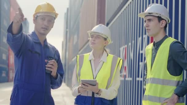 Mittlere Aufnahme Von Prüfer Und Industrieschifffahrtsarbeiter Diskutieren Gemeinsam Auf Containerwerft — Stockvideo