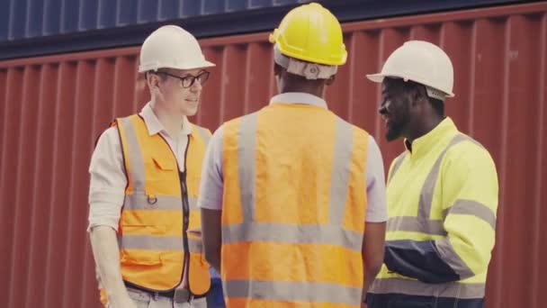 Mittlerer Schuss Polier Und Industrieschifffahrtsarbeiter Diskutieren Gemeinsam Auf Containerwerft — Stockvideo