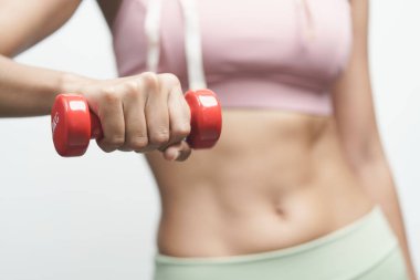Halterle egzersiz yapan sağlıklı spor kadınının vücut parçası.