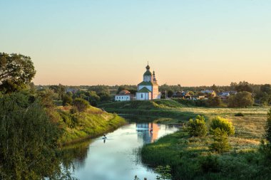 Akşam Suzdal 'daki Ortodoks Kilisesi