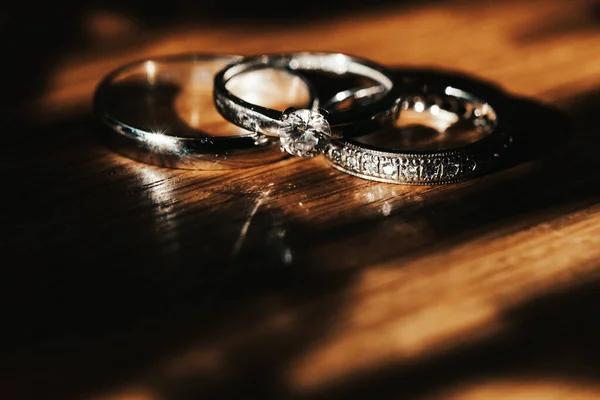 Tres Anillos Boda Sobre Mesa — Foto de Stock