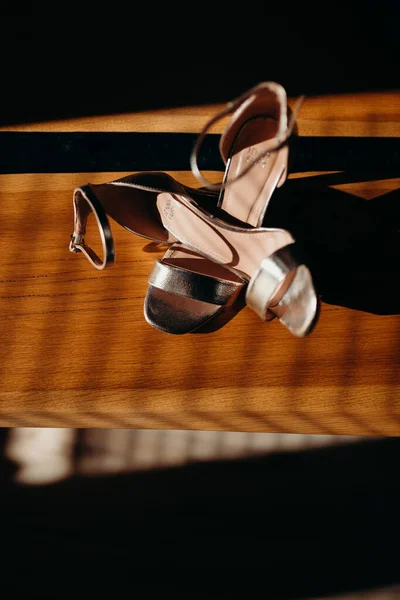 Ayakkabılar masanın üstünde.