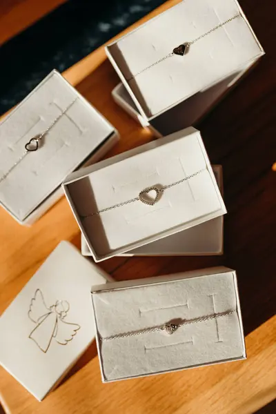 Masanın üzerinde güzel bir kolye