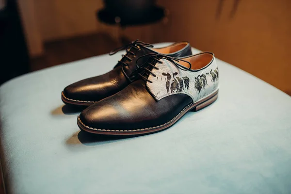 Düğün günü için güzel ayakkabılar.