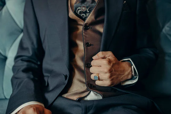 Modern kıyafetli adam 