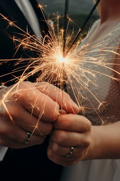 Ellerinde maytaplar olan düğün çifti