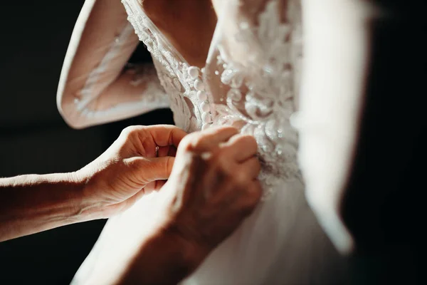 Gelin ve annesi pencerenin önünde.