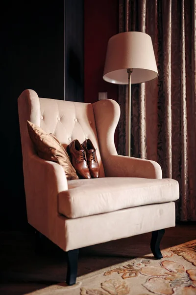 Damat için kanepede düğün ayakkabıları