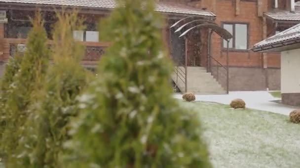 Modern Prive Huis Winter Eerste Sneeuw Valt Groen Gras Tuin — Stockvideo