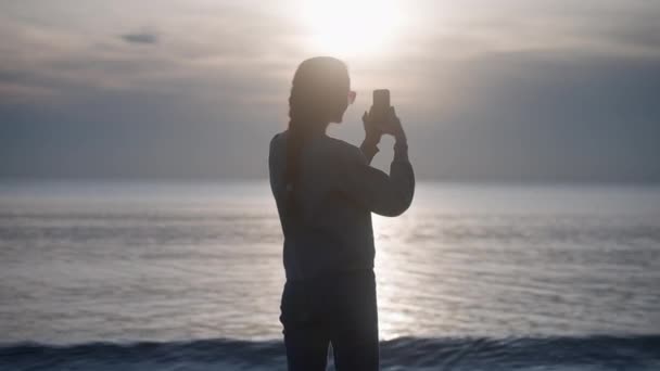 Silhouette Young Woman Shooting Sea Amaizing Sunset View Smartphone Beautiful — Vídeo de Stock