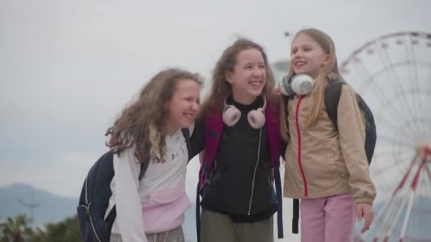 Three School Girls Backpacks Laugh Hard Ferris Wheel Background Happy – Stock-video
