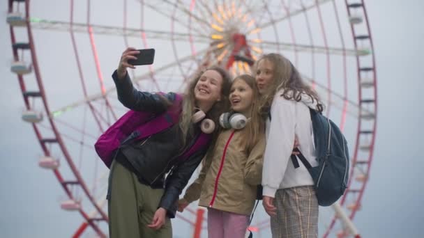 Three Joyful Preteen School Girlfriends Take Selfie Have Fun Giant — Stockvideo