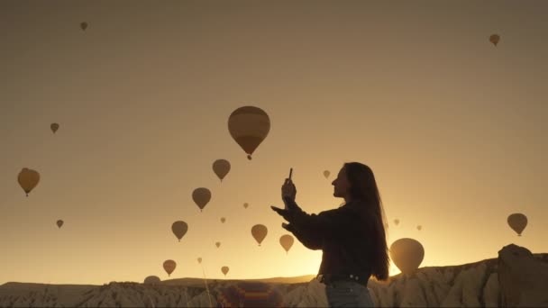 Side View Traveling Female Taking Picture Hot Air Balloons Floating — Vídeo de Stock