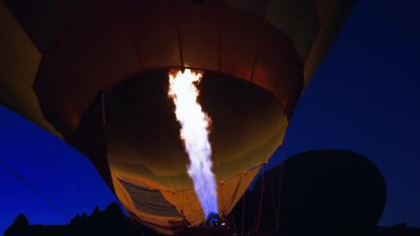 Propane Gas Burner Inflating Hot Air Balloon Darkness Departure Site — 图库视频影像